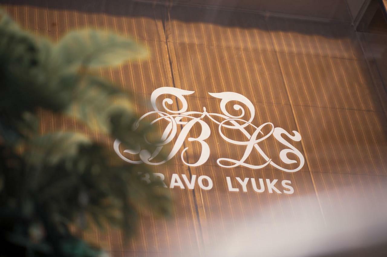 Bravolyuks Hotel 우르겐치 외부 사진
